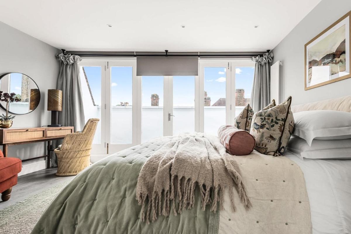 Elegant Townhouse Getaway Apartment *